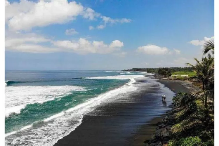 Pantai Saba Bali: Pesona Pantai Pasir Hitam dengan Keindahan Ombak Biru