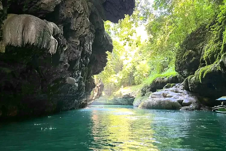 Green Canyon Pangandaran: Destinasi Wisata Alam Penuh Petualangan di Indonesia