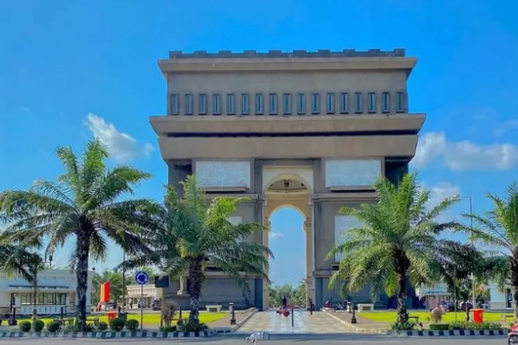 Simpang Lima Gumul: Monumen Bersejarah yang Mirip Arc de Triomphe di Kediri