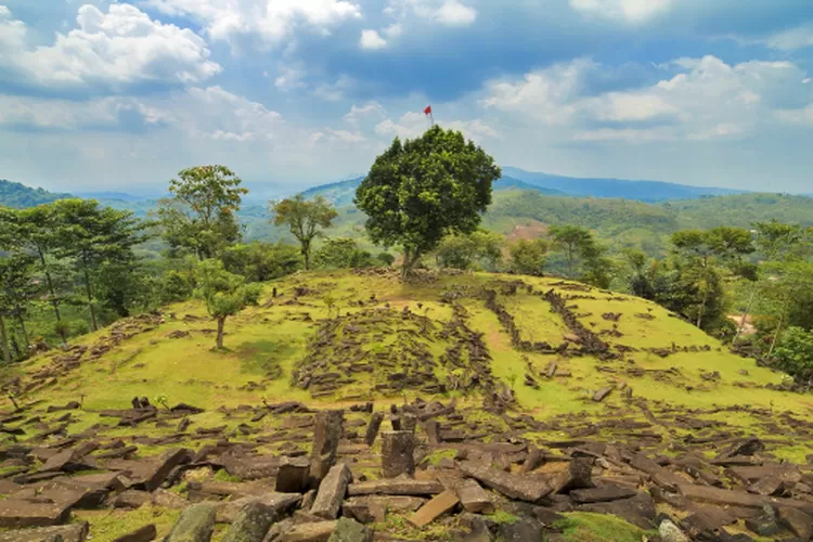 Gunung Padang: Misteri Sejarah dan Asal Usulnya yang Menarik