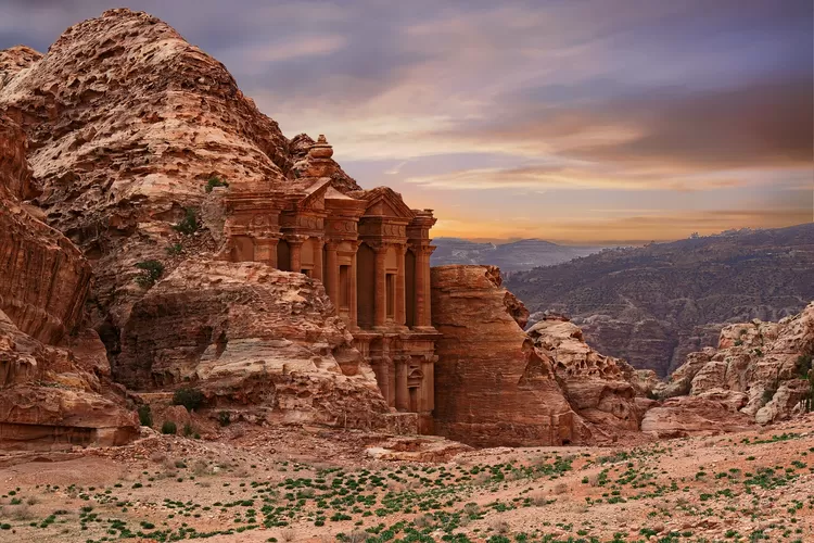 Petra: Kota Kuno yang Megah dengan Arsitektur dan Sistem Pengelolaan Air yang Unik