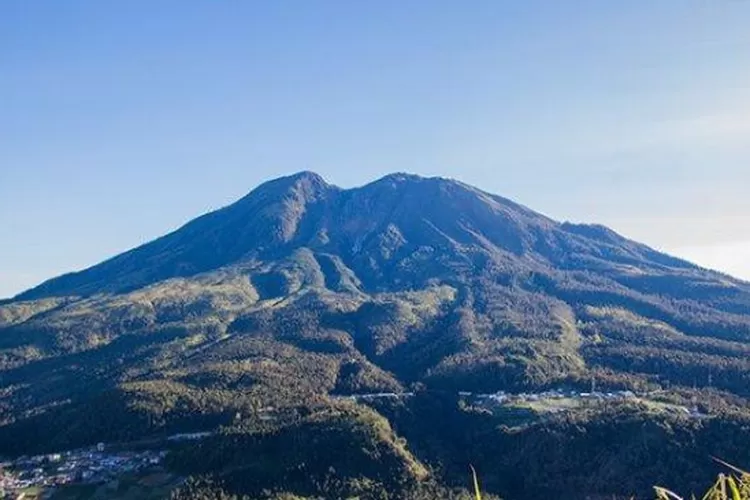 Gunung Lawu: Misteri dan Keangkeran di Puncak Jawa