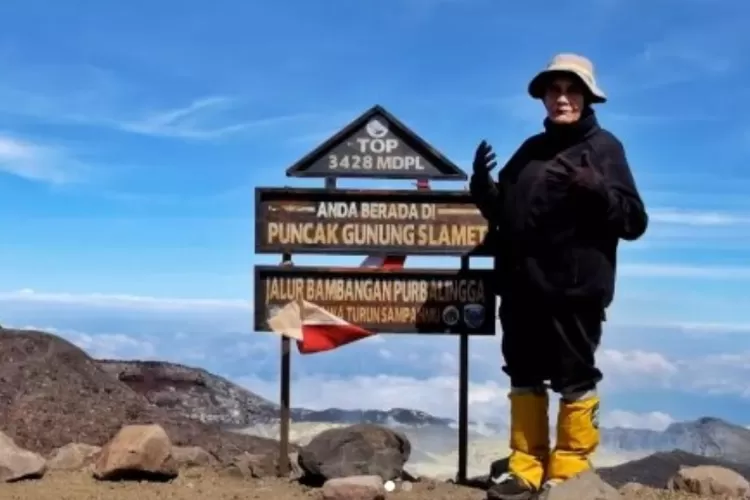 Inspirasi Pendakian Gunung Ibu Yuni: Aktif Mendaki di Usia Lanjut