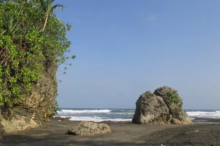 Menikmati Keindahan Pantai Cikaracak di Pangandaran: Batu Karang, Ombak Gahar, dan Pemandangan Sunset yang Memesona