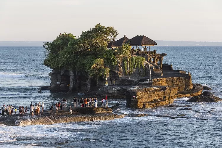 Destinasi Wisata Terkenal: Menikmati Keindahan Tanah Lot di Bali