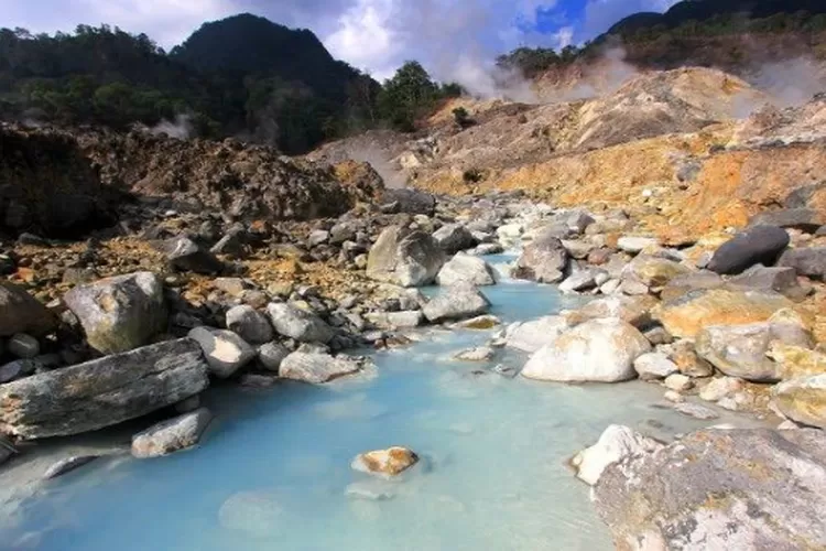Pemandian Air Panas di Jawa Barat: Relaksasi dan Keindahan Alam yang Menarik