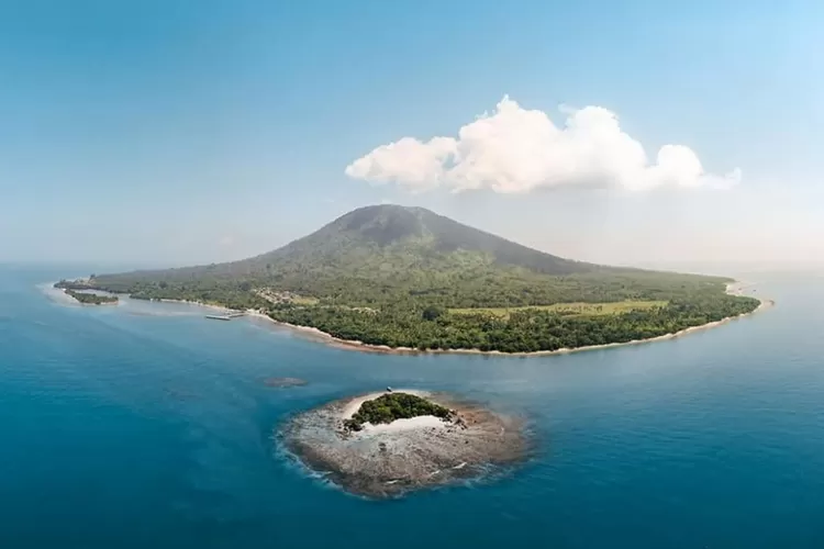Gunung-Gunung Api Indonesia yang Unik di Tengah Laut