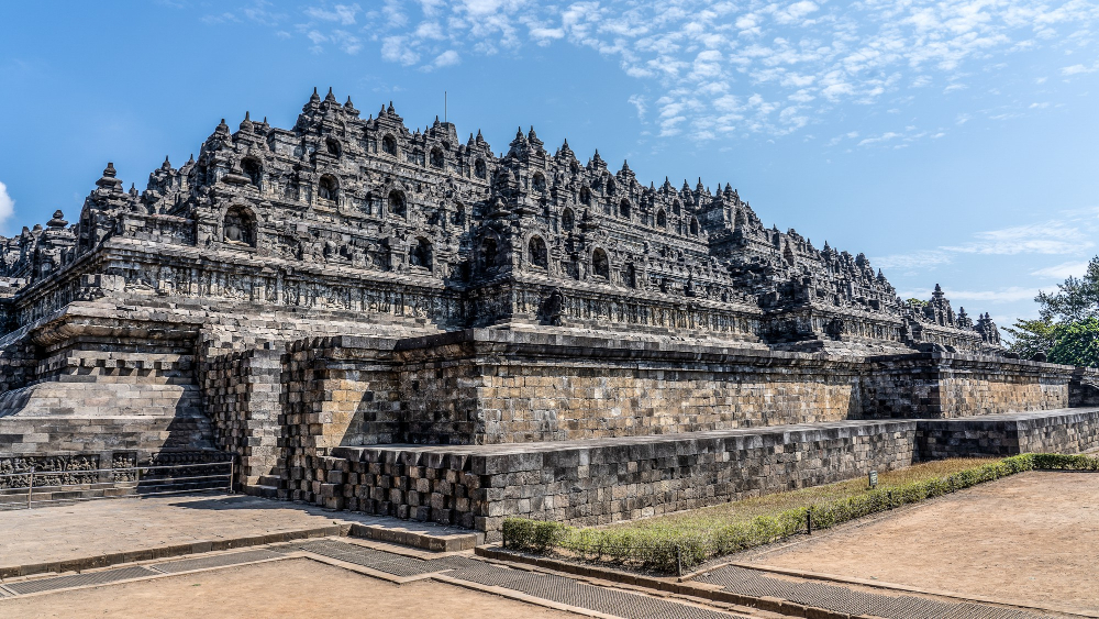10 Destinasi Wisata Terkenal di Indonesia yang Harus Dikunjungi
