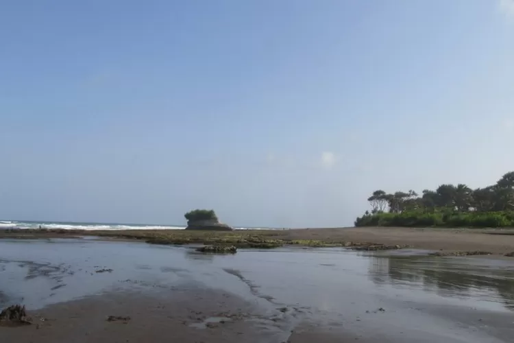 Pantai Muaragatah di Pangandaran: Keindahan Alam yang Belum Terjamah